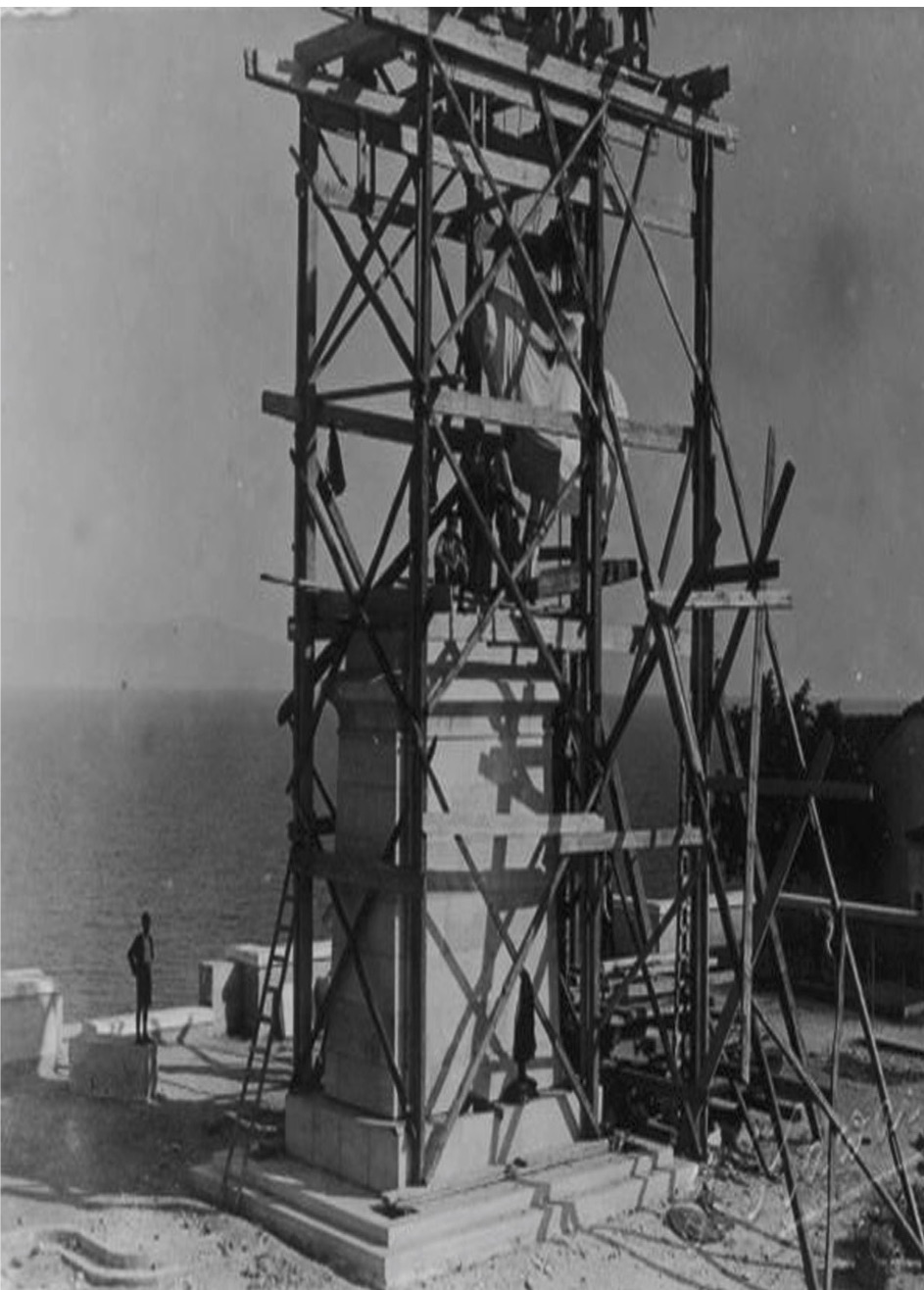 The placement of the statue of Mohammed Ali, wrapped in burlap behind the scaffolding. Kavala, 1934. I. Kapaios’ Archive